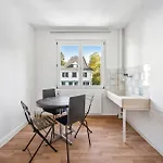 Homey Comfort In Oerlikon 아파트