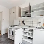 Homey Comfort In Oerlikon 아파트 *