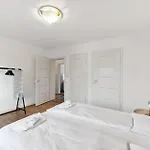 Homey Comfort In Oerlikon 아파트
