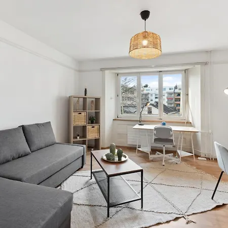 Homey Comfort In Oerlikon شقة *